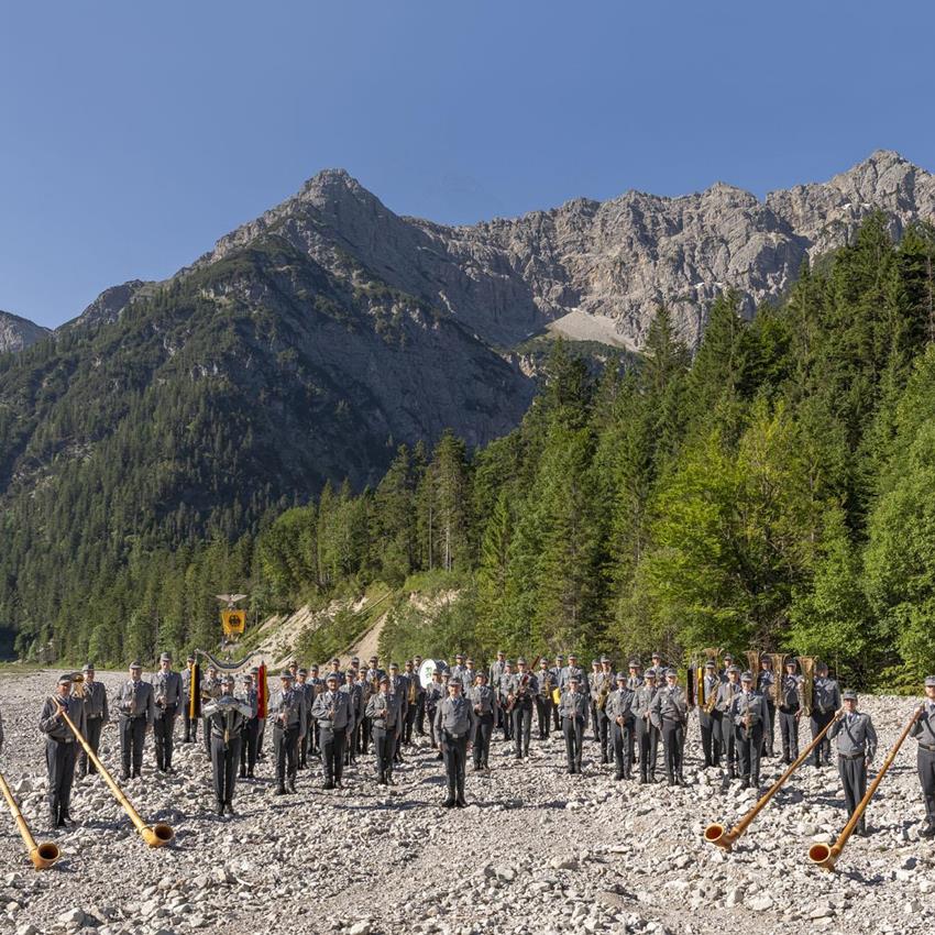 gruppenbild_web - Le corps de musique de montagne de la Bundeswehr et la  Musique Militaire Grand-ducale